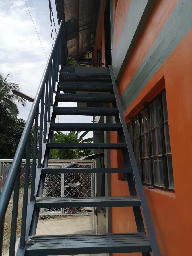 Appartamento Estrelle Orange House - Backpackers Hub Puerto Princesa Esterno foto